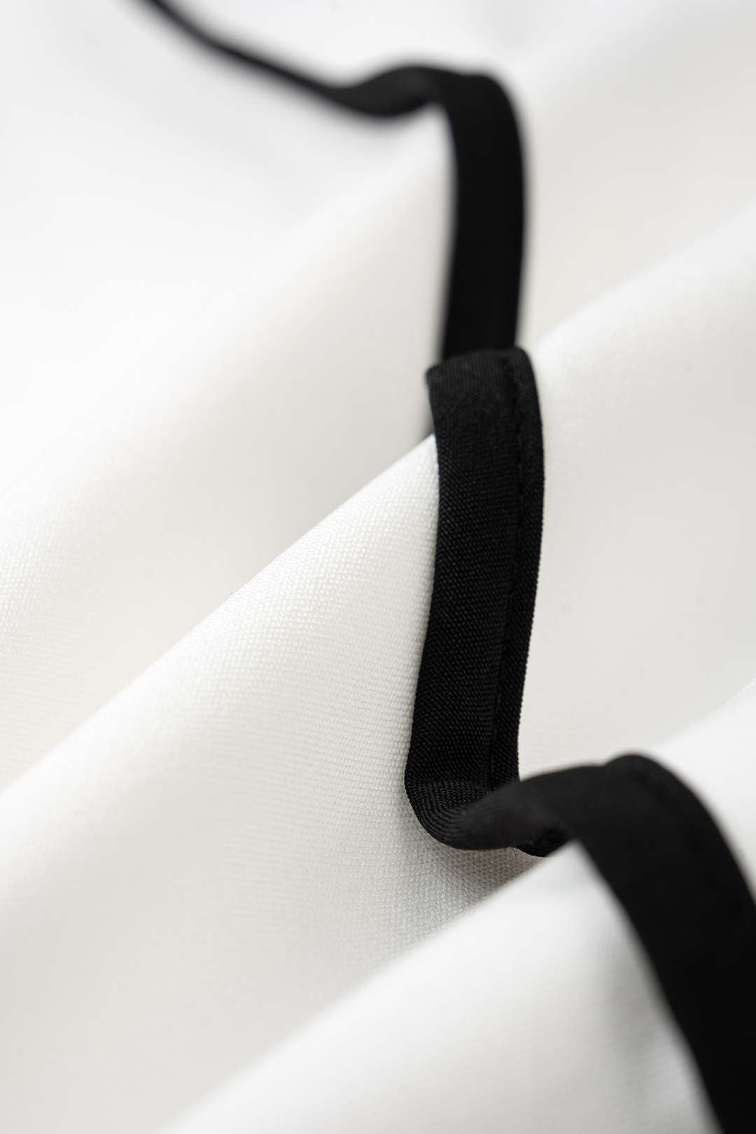 "Contrast Binding V-Neck Tie-Up Sleeveless Jumpsuit"
