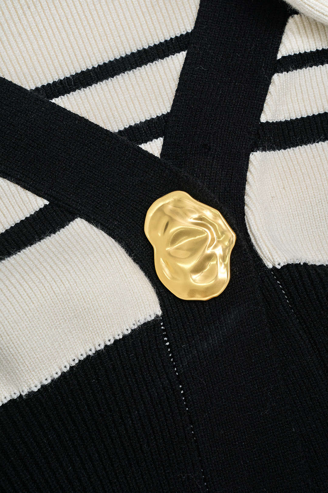 "Contrast Knit Metallic Button Cardigan"