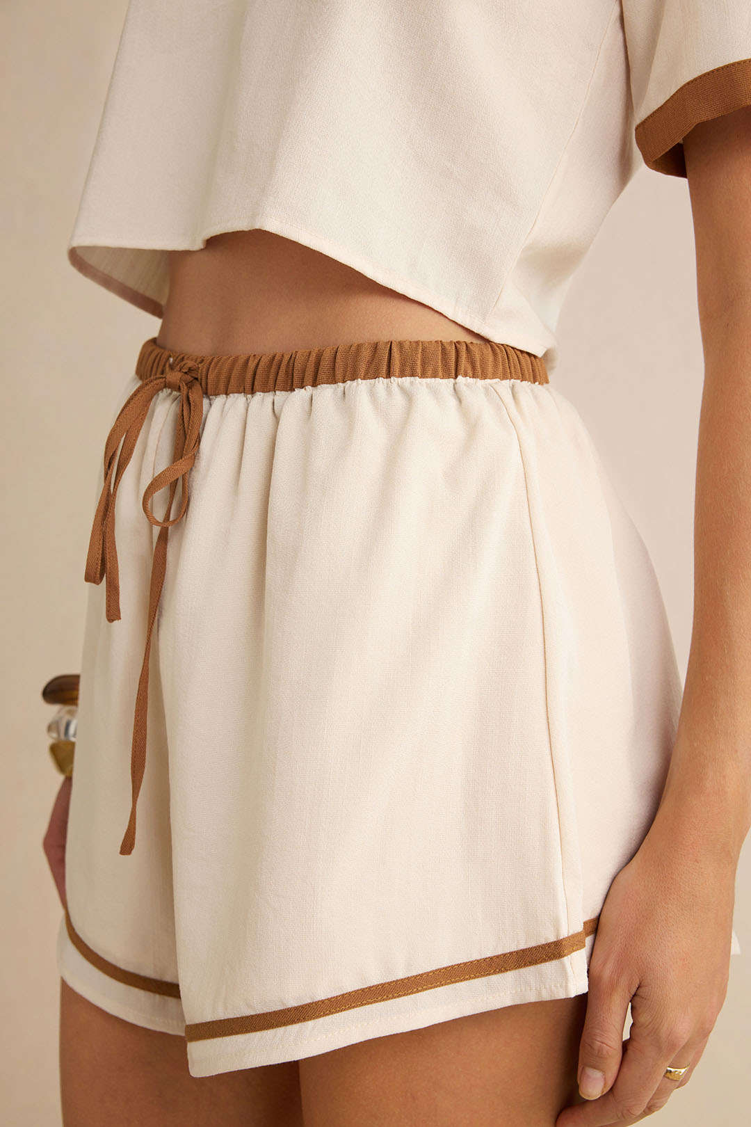"Contrast Binding Tie-Up Shorts"