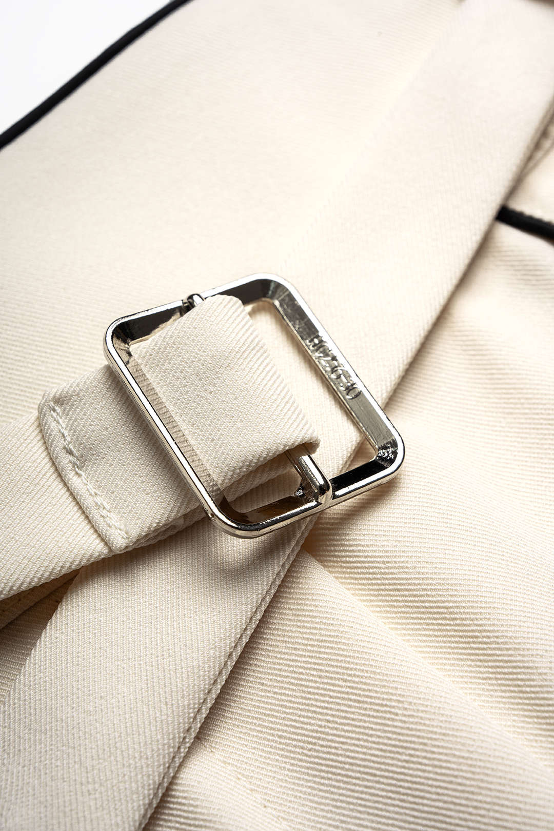 "Contrast Binding Belted Zipper Shorts"